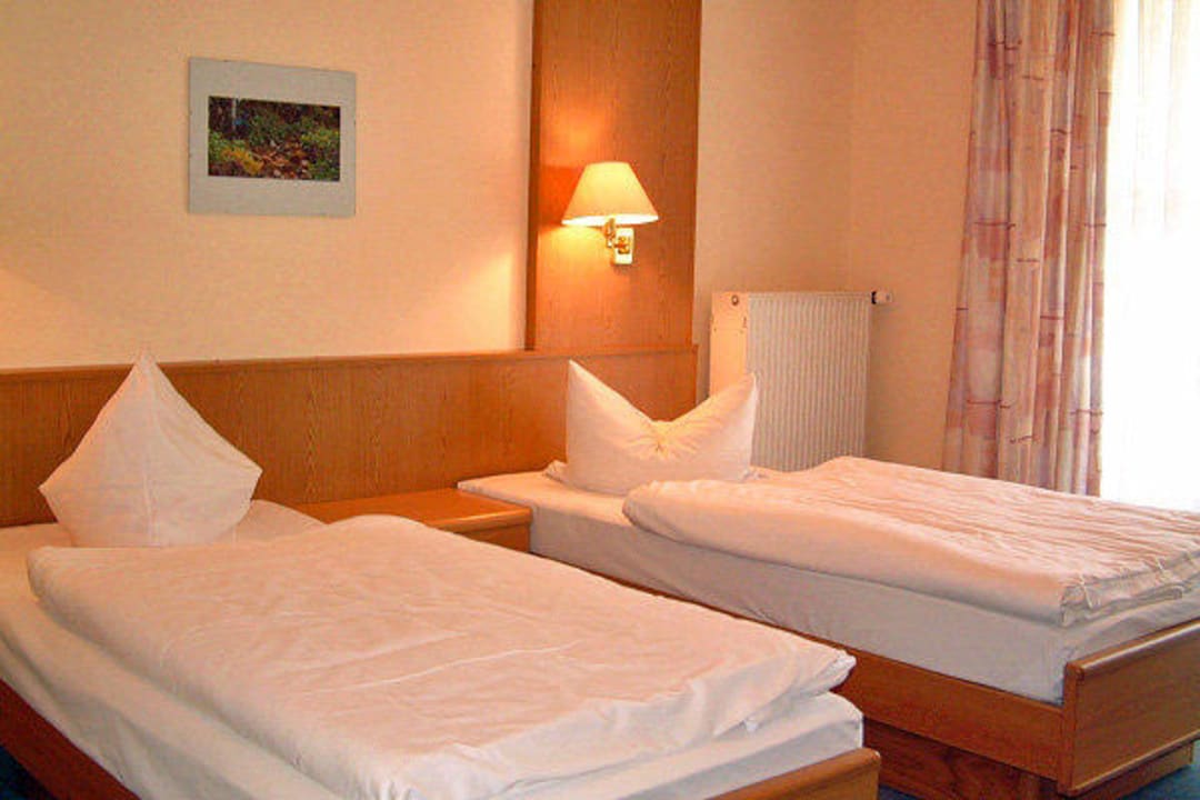 Blick in ein Gästezimmer Waldhotel Rasthof Hubertus