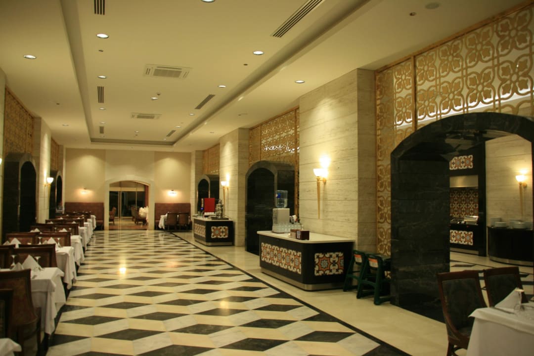 Großzügiger Restaurantgang Melas Lara Hotel