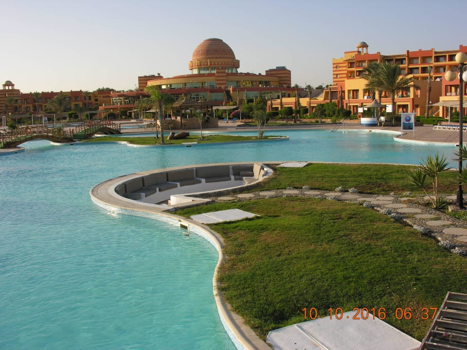 Kompleks basenowy,widok na budynek główny Malikia Resort Abu Dabbab