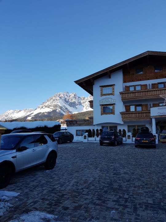 Eines der Hotelhäuser  Wellnessresort Seiwald