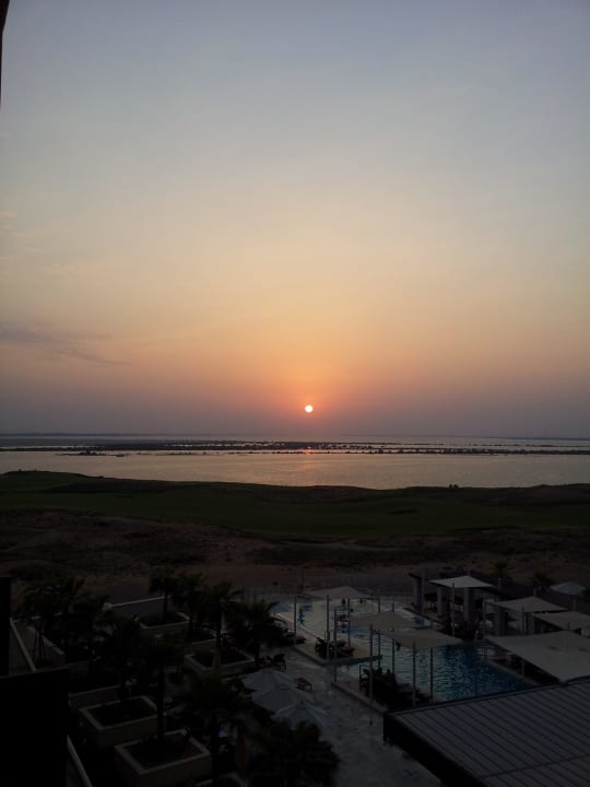Poolanlage bei Sonnenuntergang Crowne Plaza Hotel Yas Island