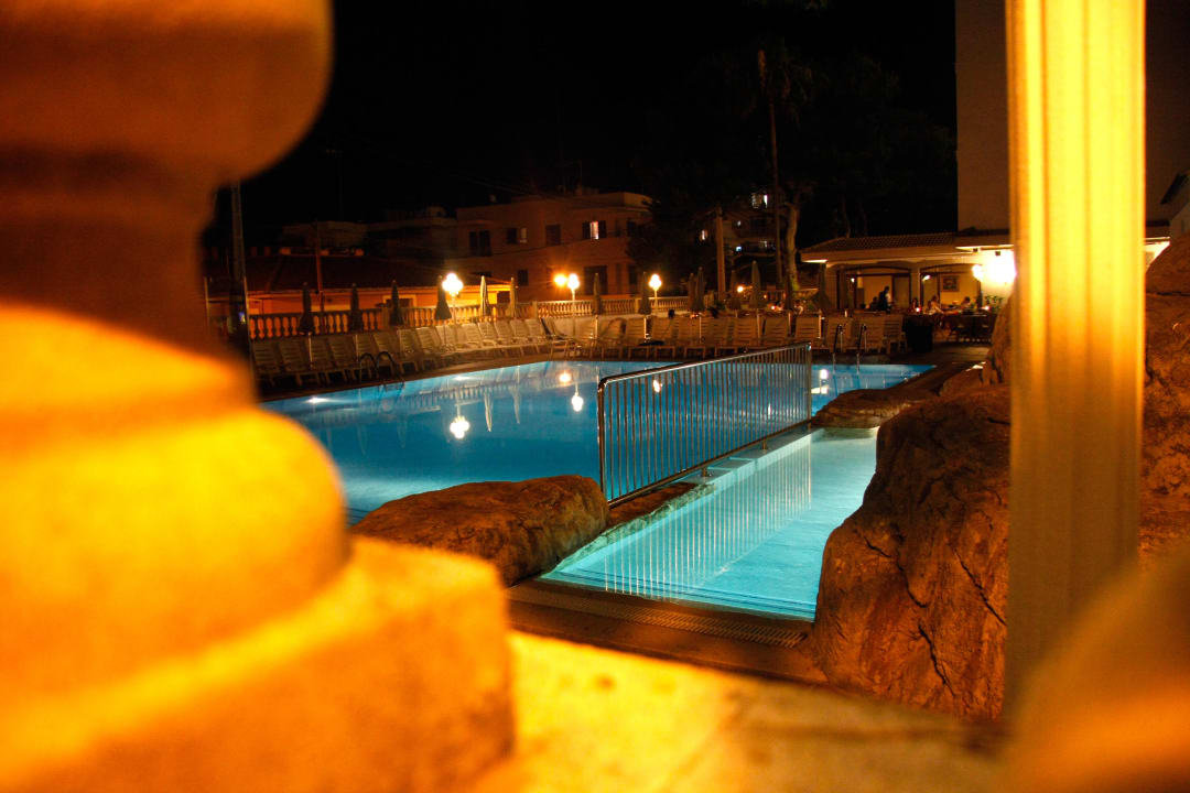 Pool bei Nacht Grupotel Farrutx