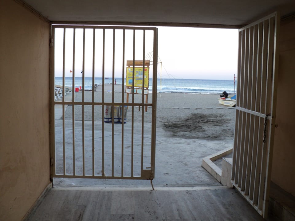 Durchgang zum Hotelstrand Grand Kaptan