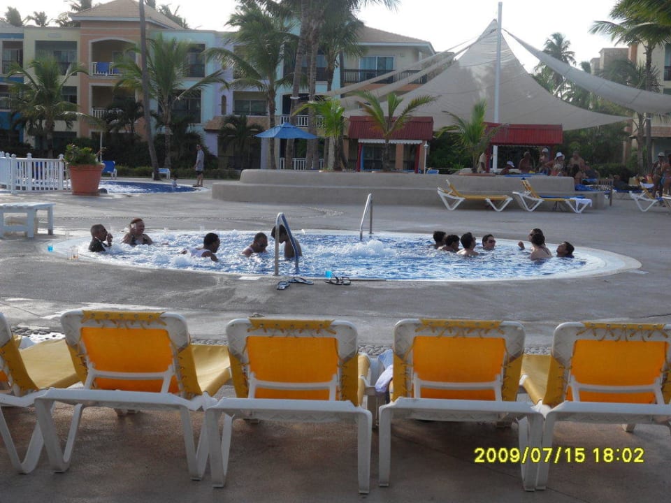 Letzte Besucher vor Poolschliessung Ocean Blue & Sand