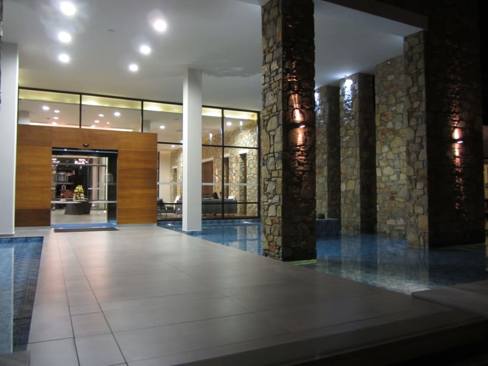 Eingangsbereich bei Nacht TUI BLUE Palazzo del Mare