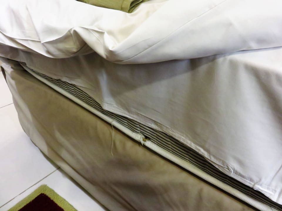 Zu kleiner Bettlaken, kleines Loch sichtbar  Citymax Hotel Bur Dubai