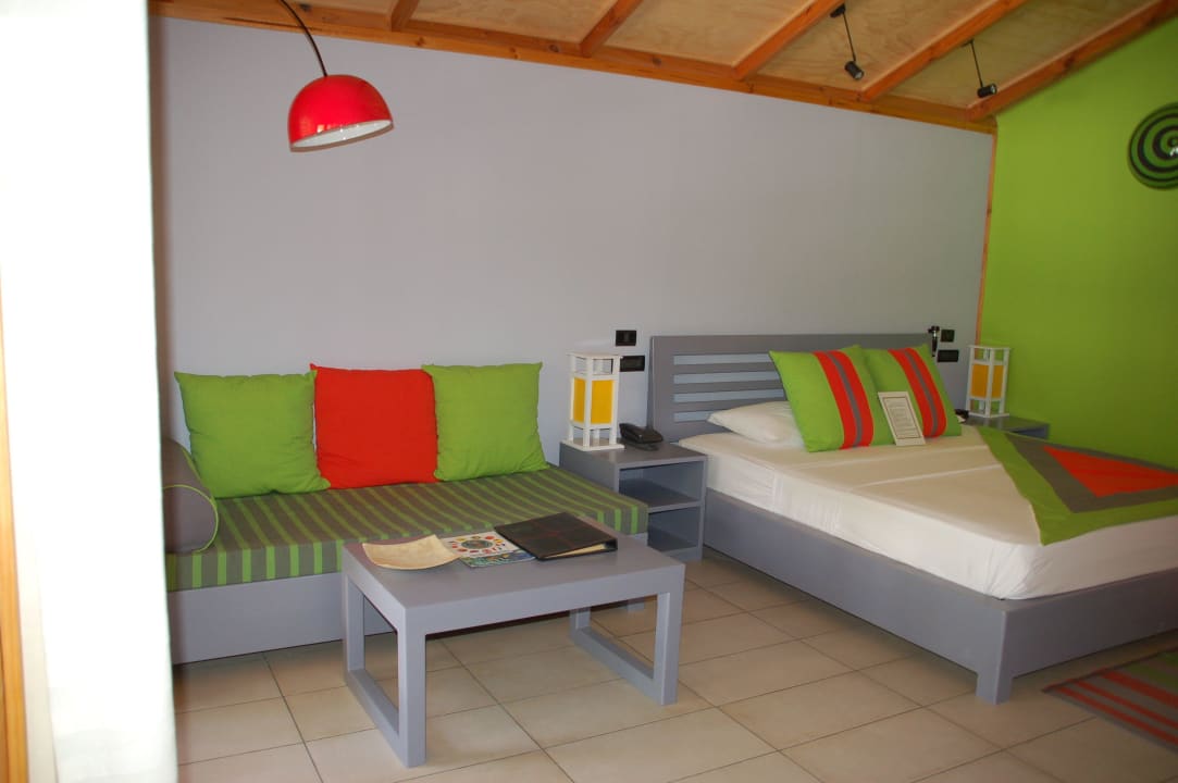 Bett mit Couch Meeru Maldives Resort Island