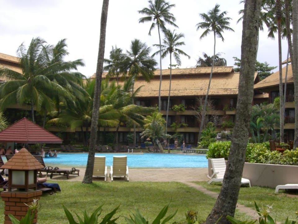 Blick zu Pool Royal Palms Beach Hotel