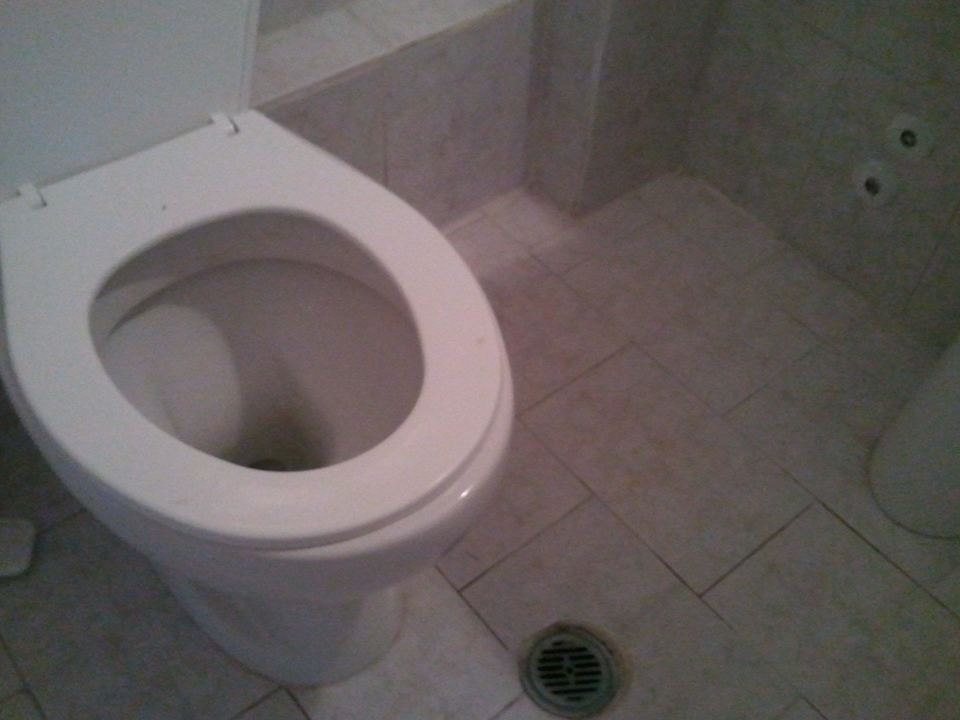 Unbefestigte  WC Brille  ein nummer zuklein Hotel Corfu Sea Garden