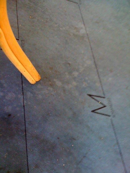 Verdreckter Boden im Frühstücksraum Hotel Domicil Hamburg by Golden Tulip