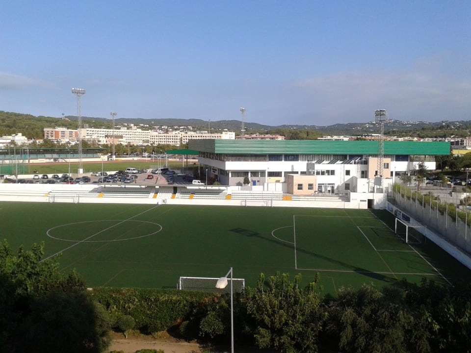 Ausblick auf der Straßenseite zum Fußballplatz Hotel Festa Brava