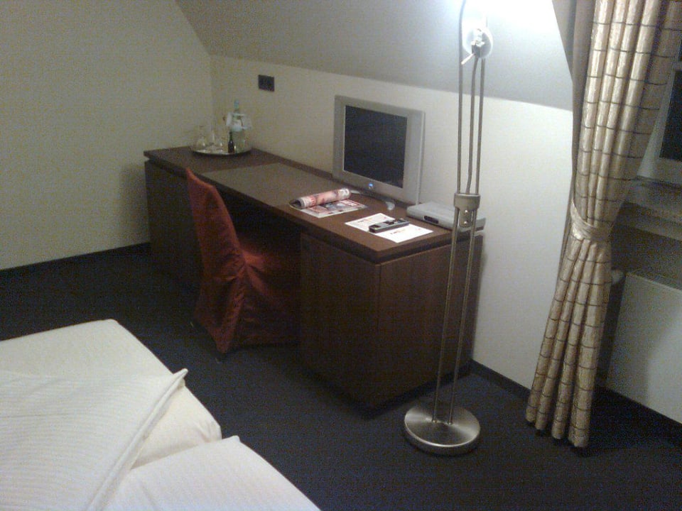 Schreibtisch und TV Hotel Schloss Berge