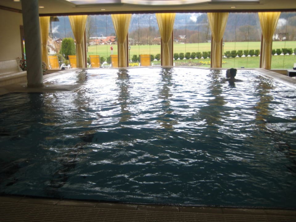 Großer Swimmingpool Wellnesshotel Zechmeisterlehen