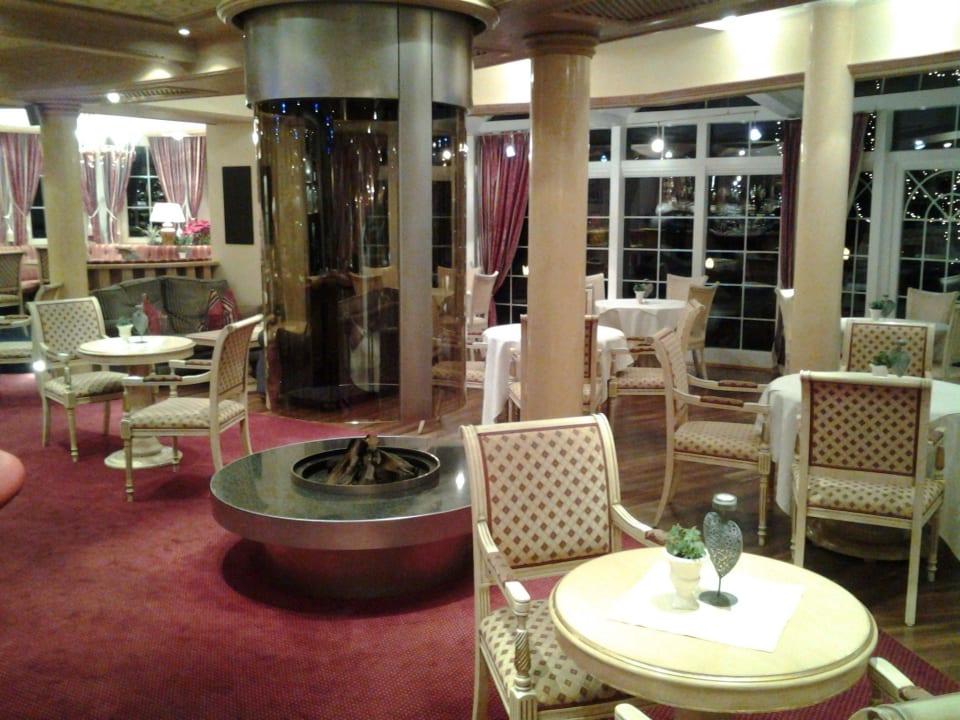 Eine schöne Bar Wellnessresort Vier Jahreszeiten