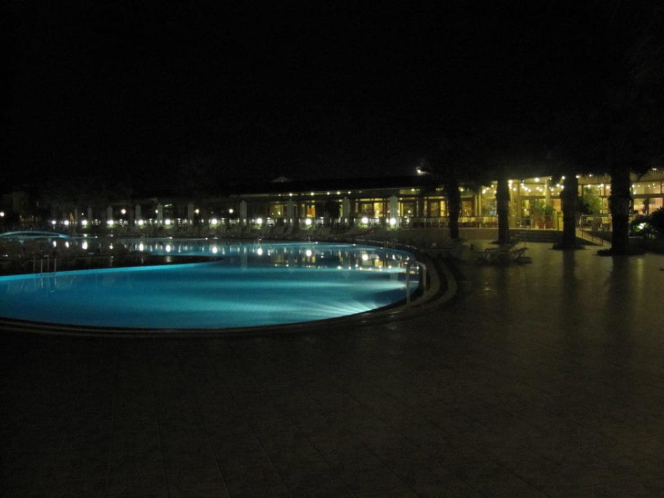 Beleuchtete Relaxpool mit Hauptrestaurant VONRESORT Golden Beach