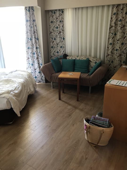 Das Zimmer mit neuem Laminatboden  Side Sun Hotel