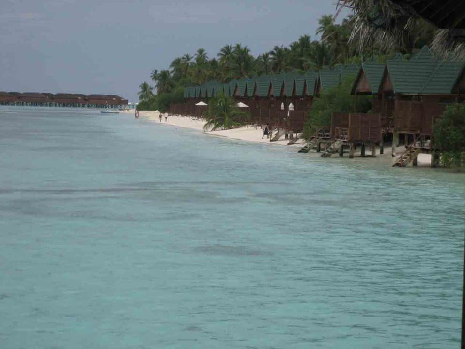 Strand bei Flut bei Water Villas Meeru Maldives Resort Island