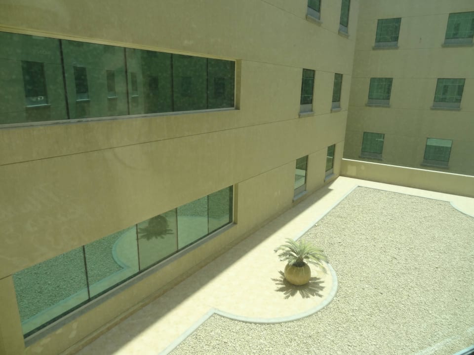 Dziedziniec Holiday Inn Express Dubai Airport
