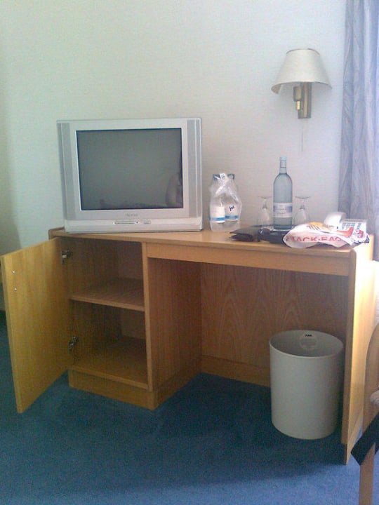Alter Röhrenfernseher mit Schreibtisch Hotel Zur Eldenburg
