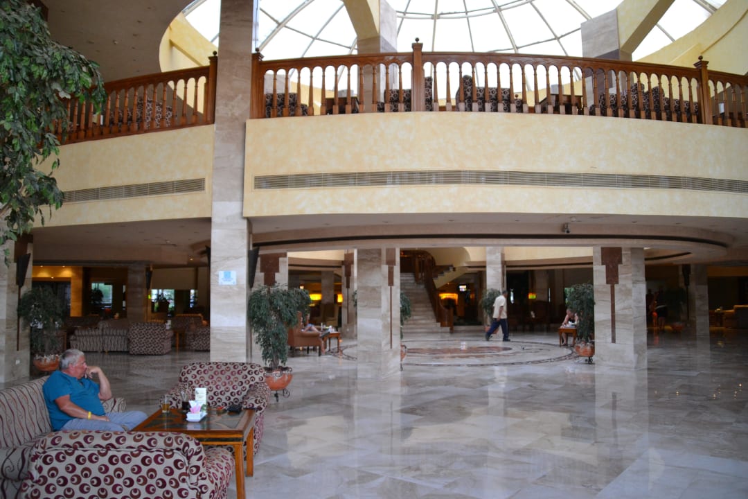 Hotellobby mit Blick auf die Galerie Siva Grand Beach
