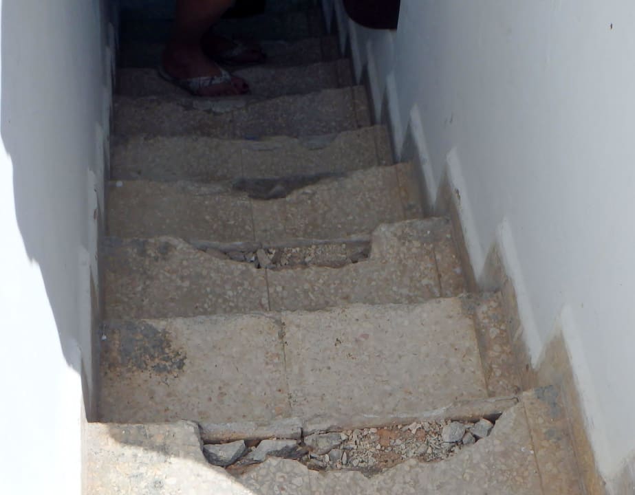 Broken steps Sol Rio De Luna y Mares