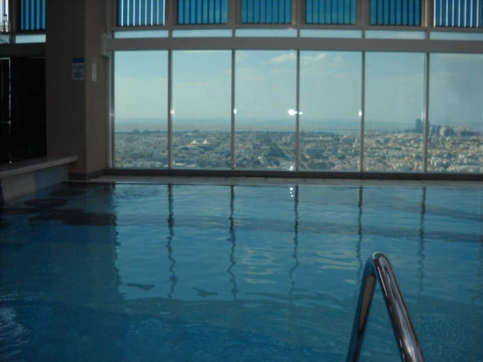 Poolanlage auf Dach 31. Etage Grand Millennium Al Wahda Abu Dhabi