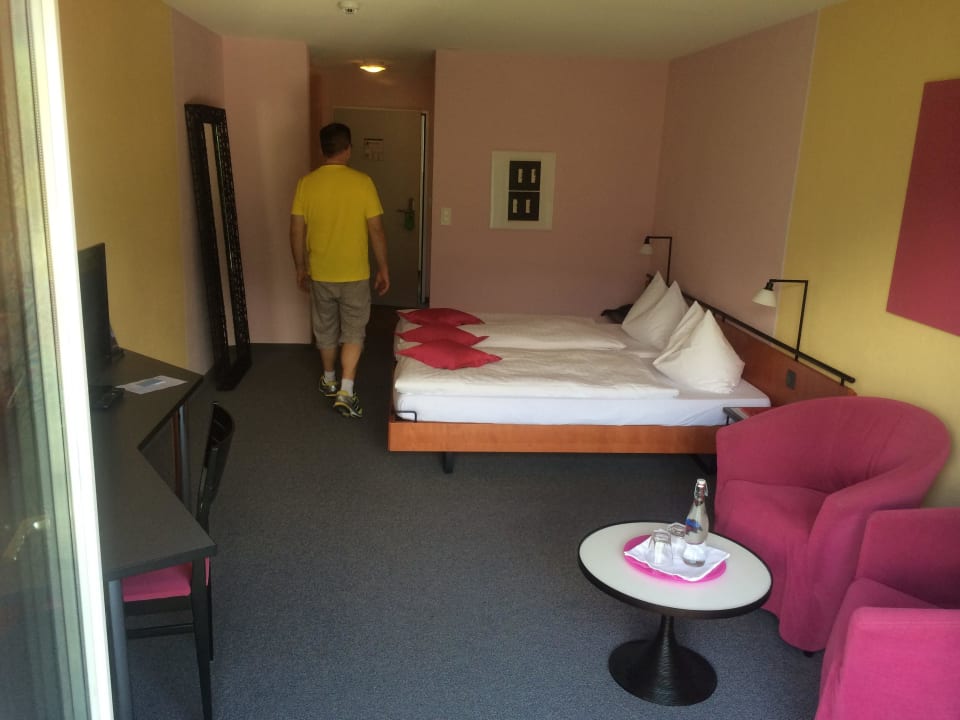 Blick vom Balkon ins Zimmer Seehotel Wilerbad