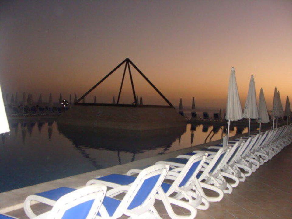 Der Pool mal in der Dämmerung Iberostar Waves Bouganville Playa