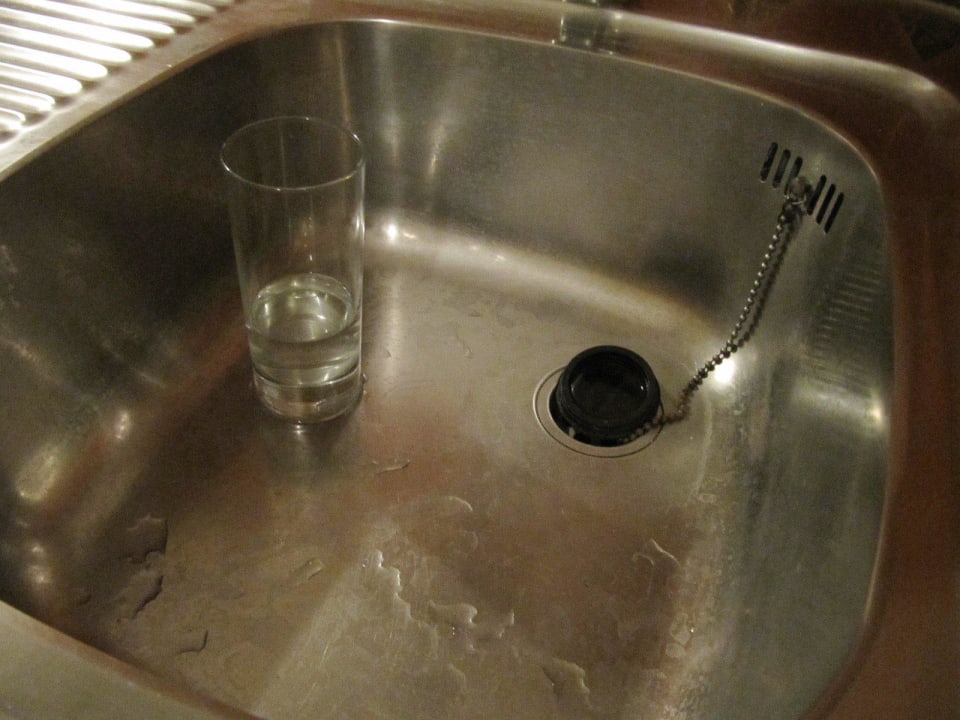 Glas wurde so stehen gelassen und nie gereinigt Hotel Paradise