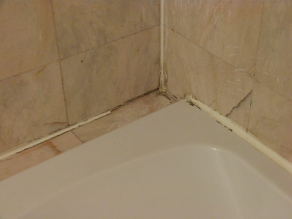 Schimmel um die Badewanne Peace Laguna Resort and Spa