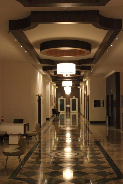 Flur zu den Restaurants Dizalya Palm Garden