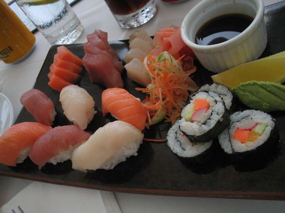 Sushi - lecker-lecker Fridays Boracay Beach Resorts