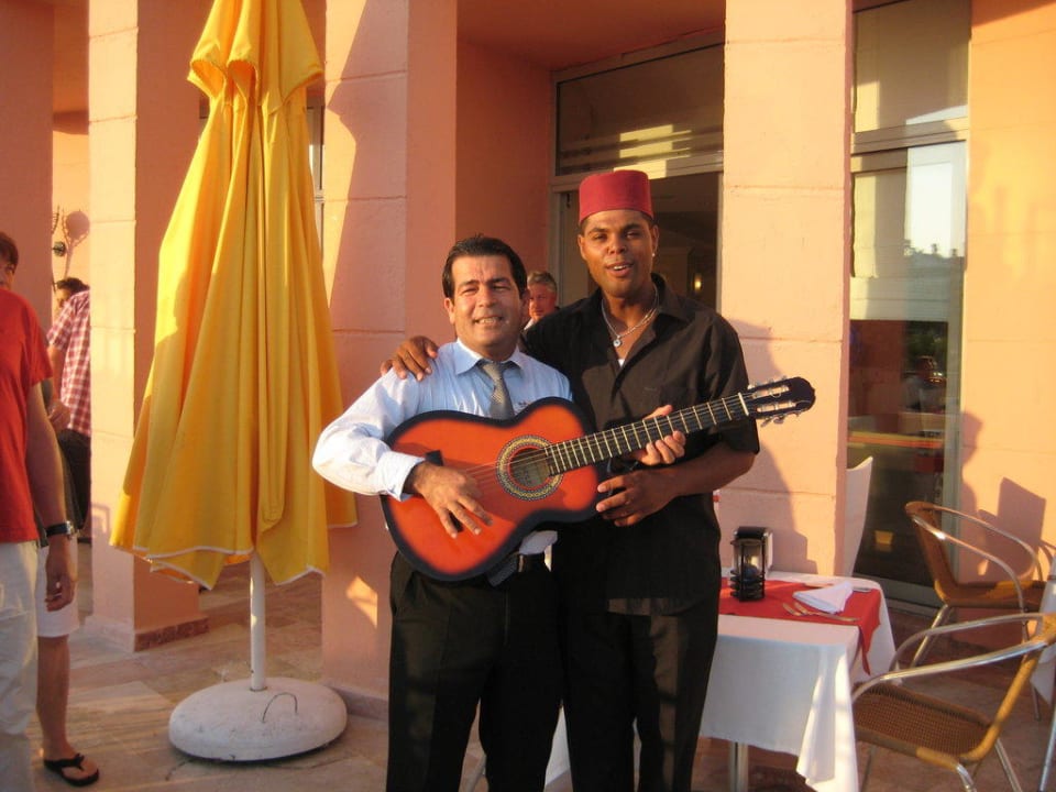 Kellner Abdullah und unser Freund Momo Royal Atlantis Beach Hotel