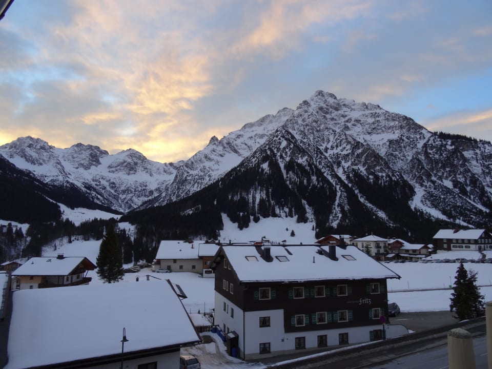 Blick zu den Schafalpenköpfen IFA Alpenrose Hotel Kleinwalsertal