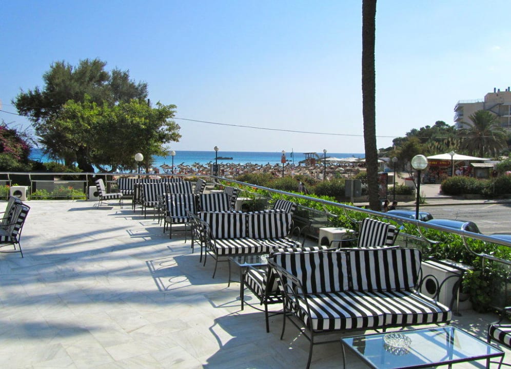 Sitzgruppen vor der Bar Hotel Serrano Palace