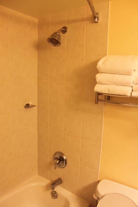 Badewanne mit Dusche Allure Hotel & Conference Centre, Ascend Hotel Collection