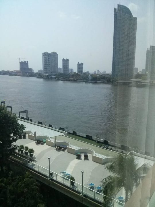 Ausblick vom Zimmer auf den Fluss Ramada Plaza by Wyndham Bangkok Menam Riverside