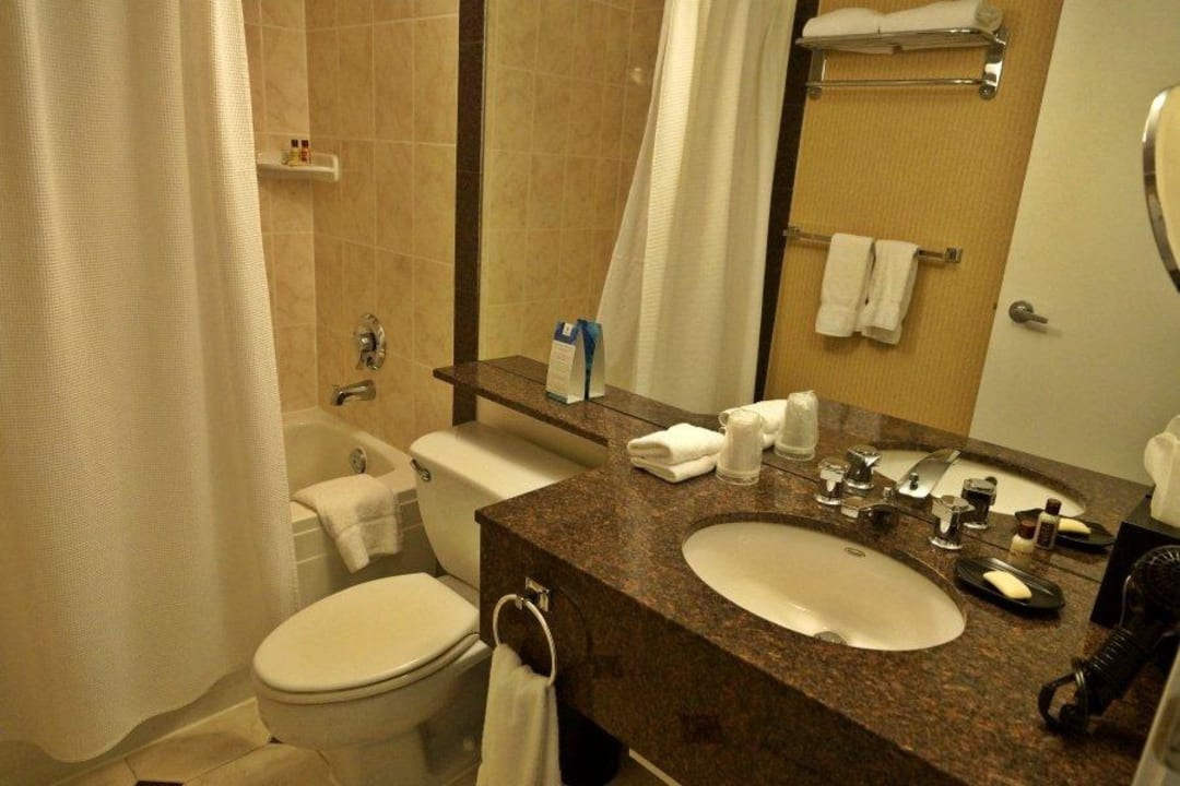 Bad Hotel Sheraton Vancouver Wall Center