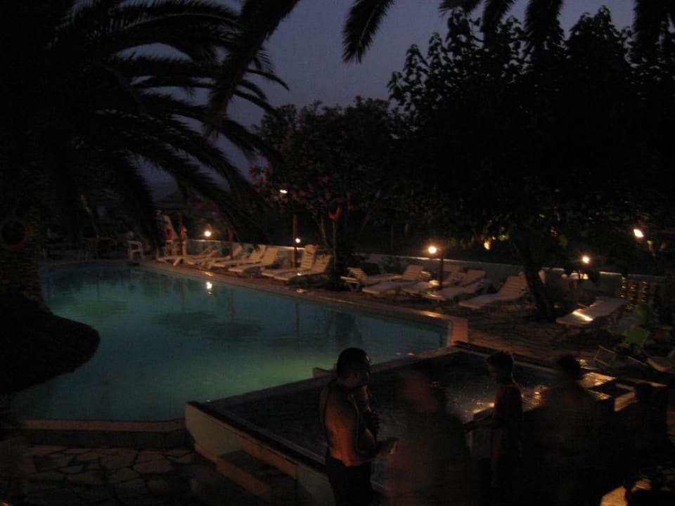 Pool bei Nacht Hotel South Coast