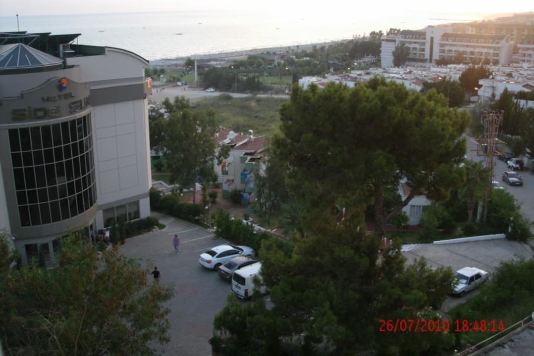 Rechts der Weg zum Strand - links anderes Hotel  Side Alegria Hotel & Spa - Adults only +16