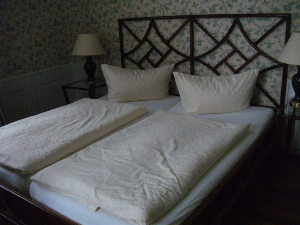 Bett im Teehauszimmer Hotel Snorrenburg