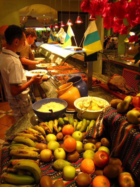 Obstbuffet und warmes Buffet HL Miraflor Suites Hotel