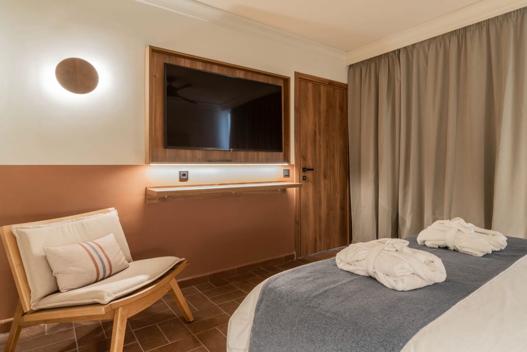 Zimmer Domes Aulūs Zante, Autograph Collection