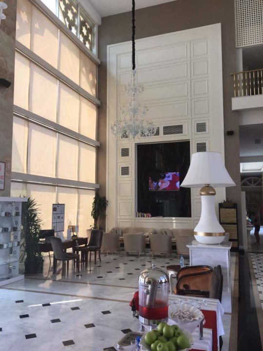 Lobby Well Palace Side