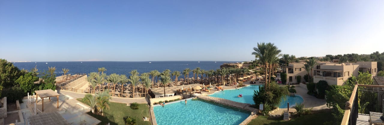 Poolanlagen oberhalb vom Strand. The Grand Hotel Sharm El Sheikh