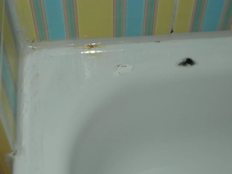 Abgeschlagene Duschtasse acom Hotel Berlin Kurfürstendamm