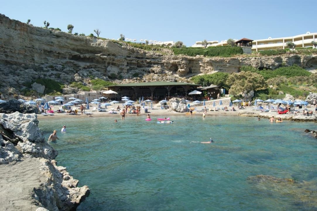 Die Badebucht mit der leckeren Strandbar The Roc Hotel Kalithea Horizon Royal