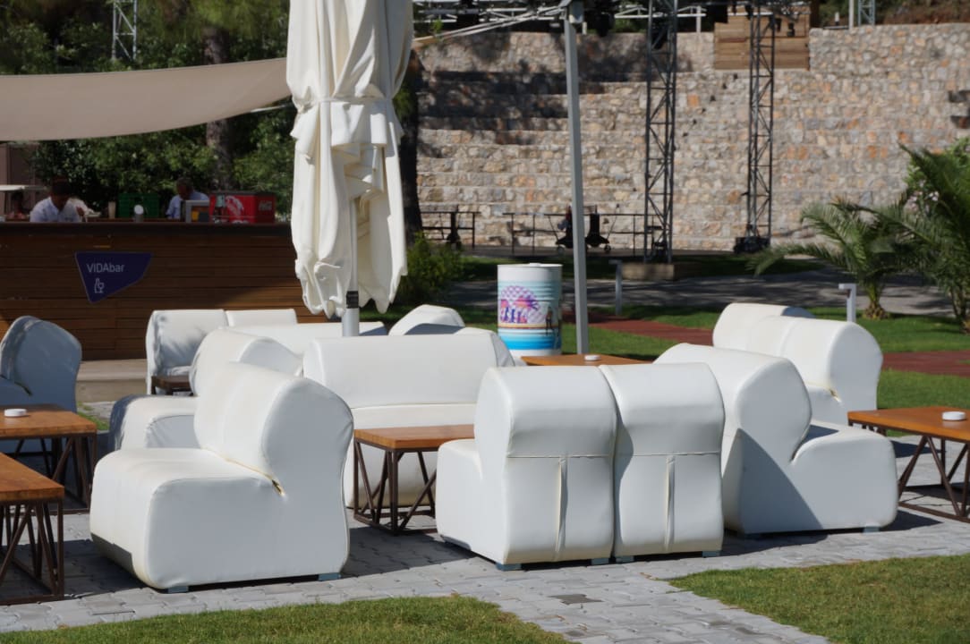Neben dem Biergarten TUI BLUE Seno - Adults Only