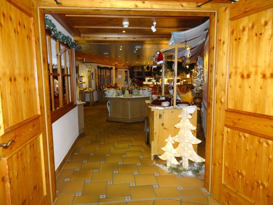 Eingangsbereich ins Restaurant an Weihnachten IFA Alpenrose Hotel Kleinwalsertal