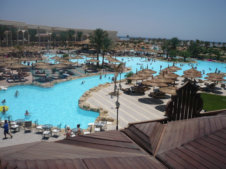 Bazén, výhled z hotelového baru Pickalbatros Royal Moderna Resort-Sharm El Sheikh